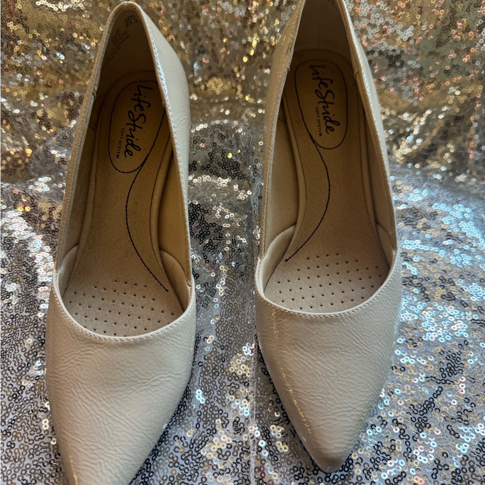 Life Stride Women's Cream Pumps